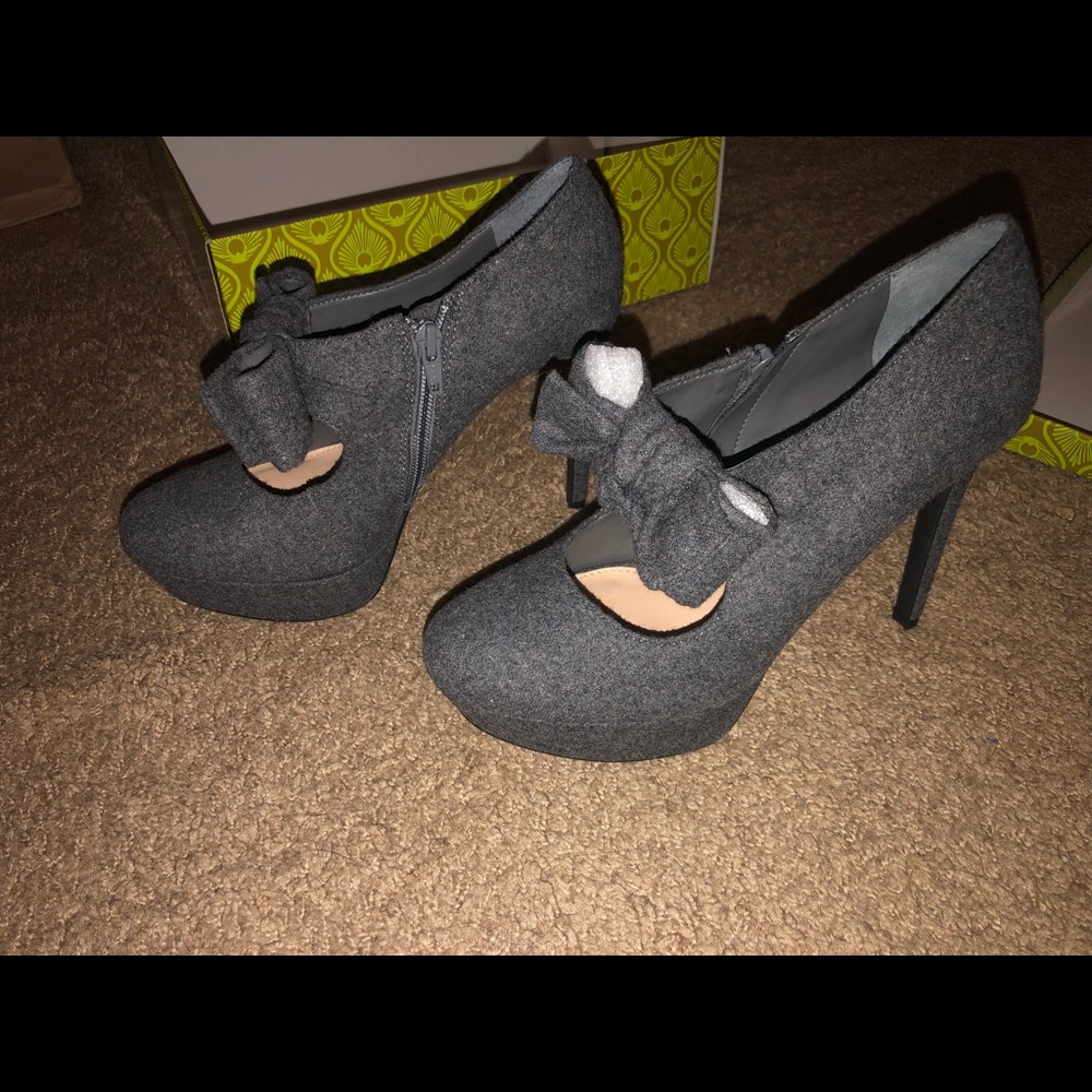 Gianni Bini Grey Heels 👠